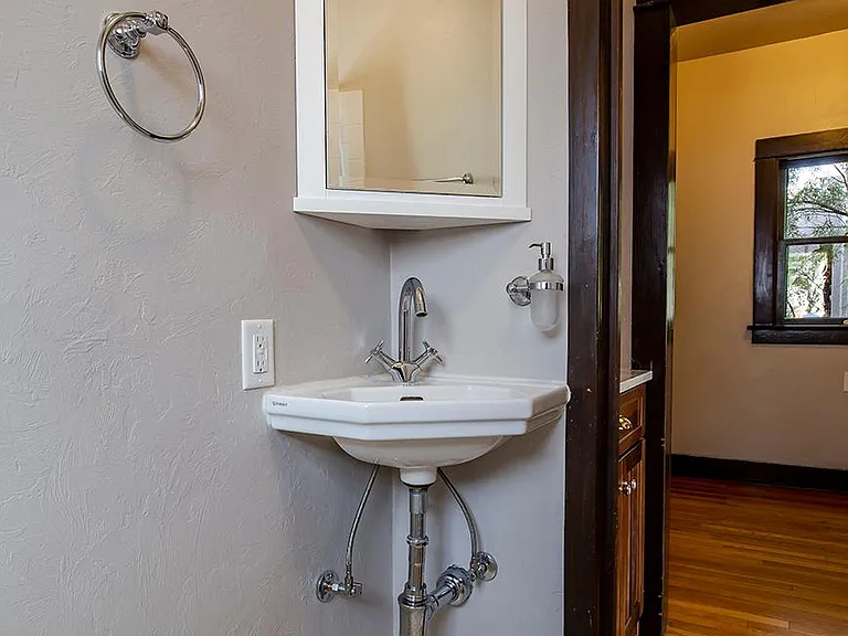 2210 E Helen St — Photo 16