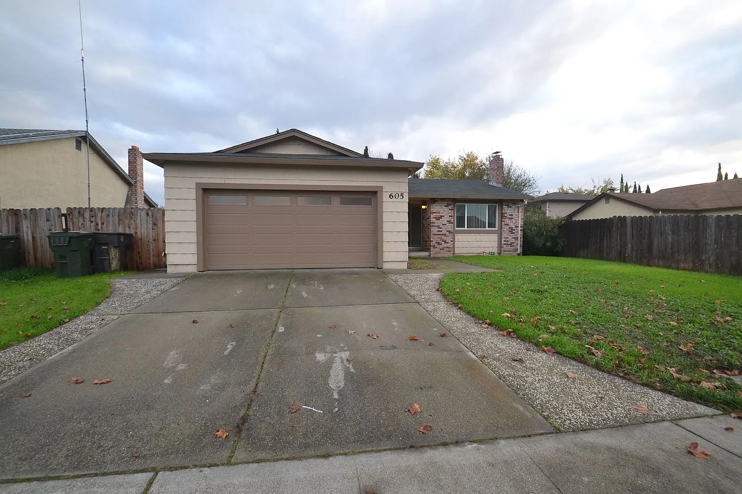 605 Decoy Ln photo 1