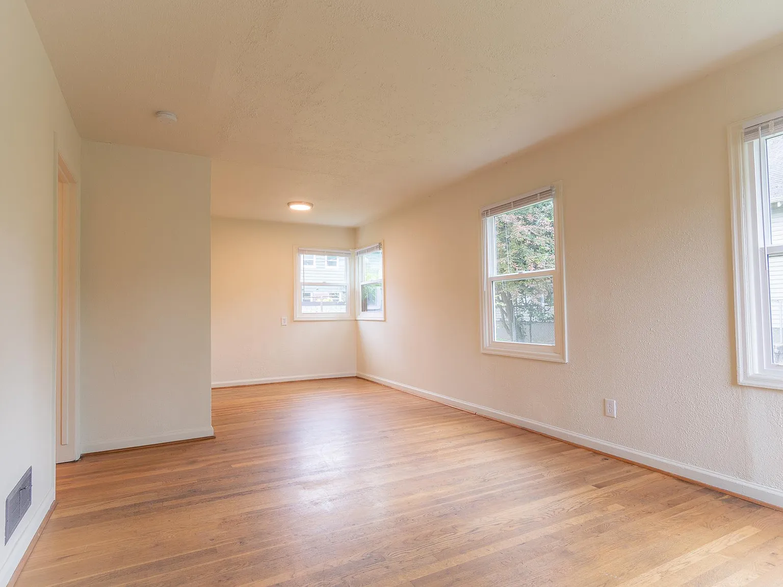 3 bed, 900 sqft, $2,350 — Photo 4