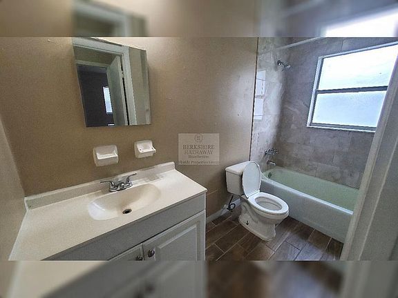 4th image of 1229 1/2 Walnut St W