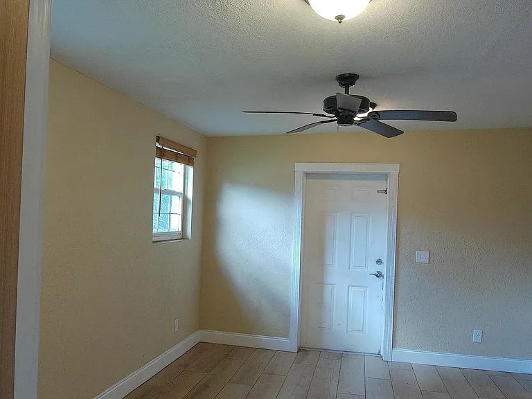464 Judy St — Photo 9
