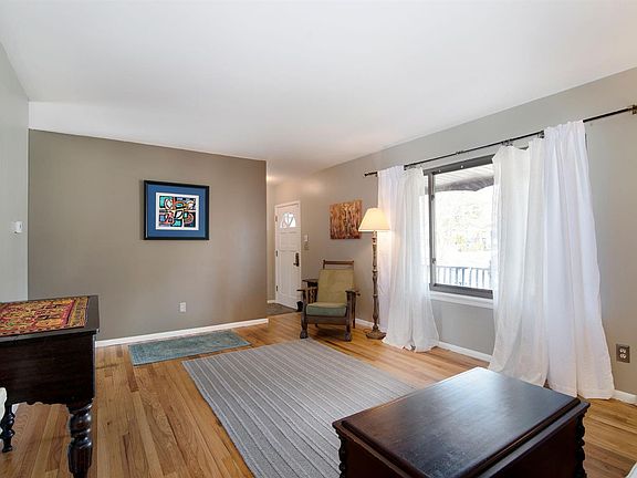 4th image of 27 Revere Ct