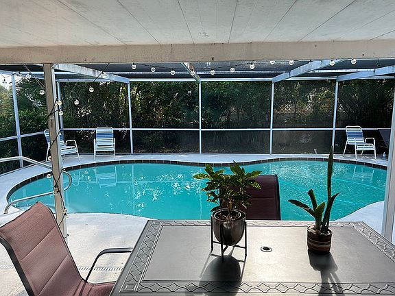 3rd image of 2021 N Pompano Ave