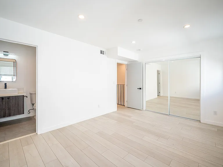 246 1/2 N Dillon St #246-1/2 — Photo 12
