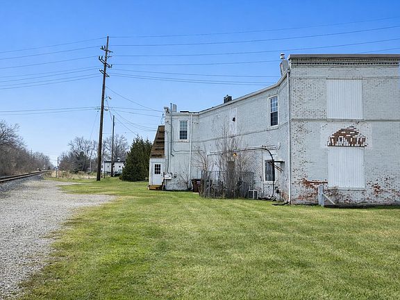 3rd image of 910 Monroe St