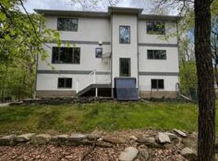 112 Hawk View Dr, Milford, PA 18337