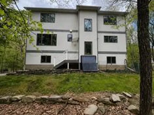 112 Hawk View Dr, Milford, PA 18337