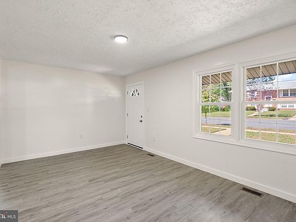 5th image of 404 Newell St