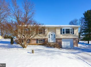 5 Oak Ln, Willow Street, PA 17584
