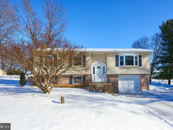 5 Oak Ln, Willow Street, PA 17584