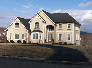 93 Overlook Rd, Pomona, NY 10970