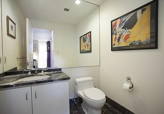 5th image of 216 E 47th St