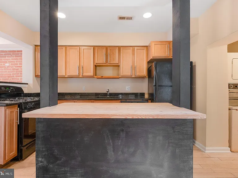 1123 W Lombard St — Photo 15