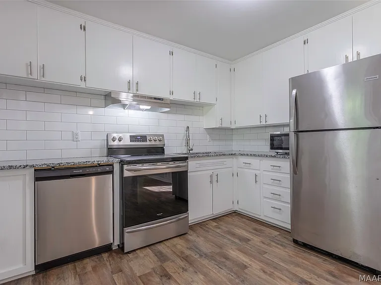 221 Moncrief St — Photo 8