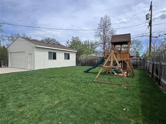 3rd image of 724 S Flamingo Ct