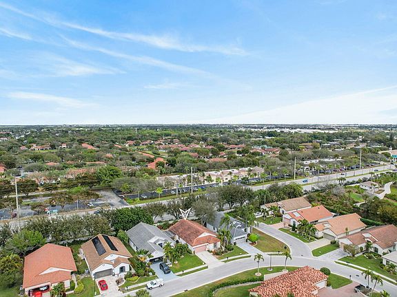 4th image of 10056 Lexington Circle N