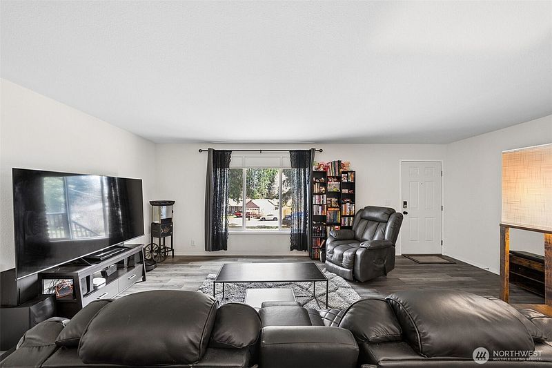 5th image of 1828 197th Avenue SW