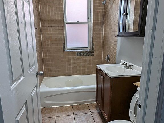 3rd image of 527 N Homan Ave #3N