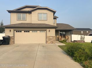 2678 Prairie Oak Dr, Dickinson, ND 58601