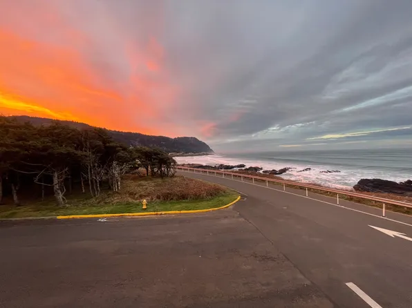 563 W 3rd St #4, Yachats, OR 97498