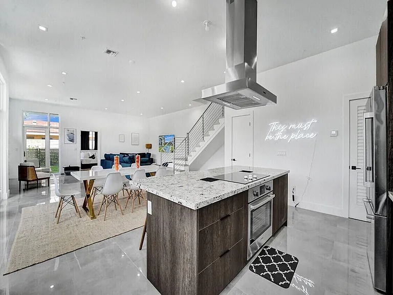 1220 NE 15th Ave — Photo 8