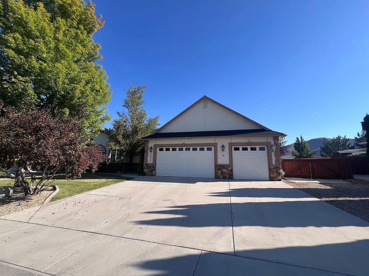 *Must See* 3/2.5 Home W/ 3-Car Garage In Minden - Saratoga Springs Neighborhood — Photo 1
