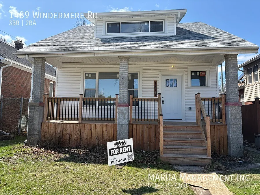 Fully Renovated 3 Bed+ Den/2 Bath House + Utilities — Photo 2