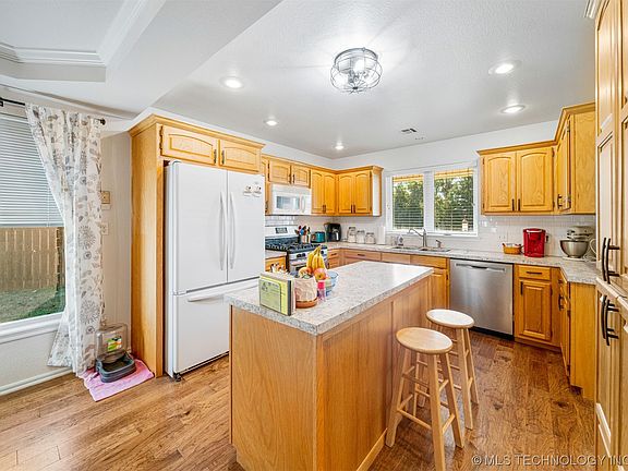 5th image of 2708 Highwood Dr