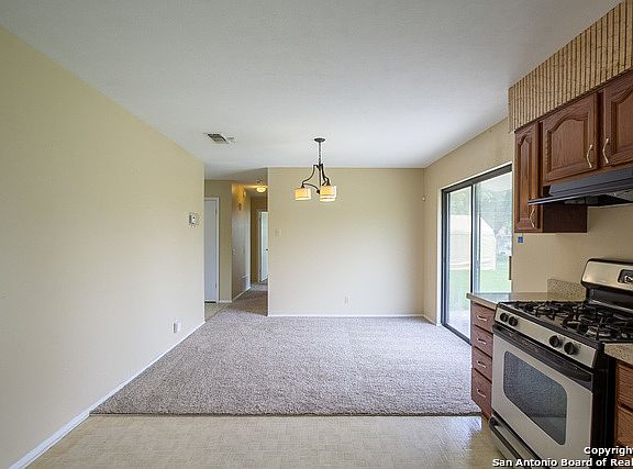 3rd image of 106 Meadow Path Dr