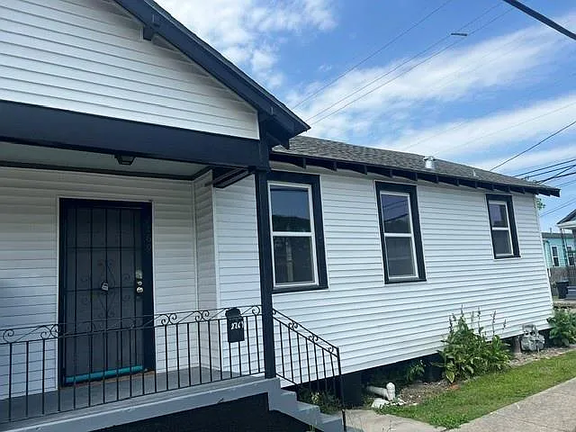 2269 N Prieur St — Photo 2