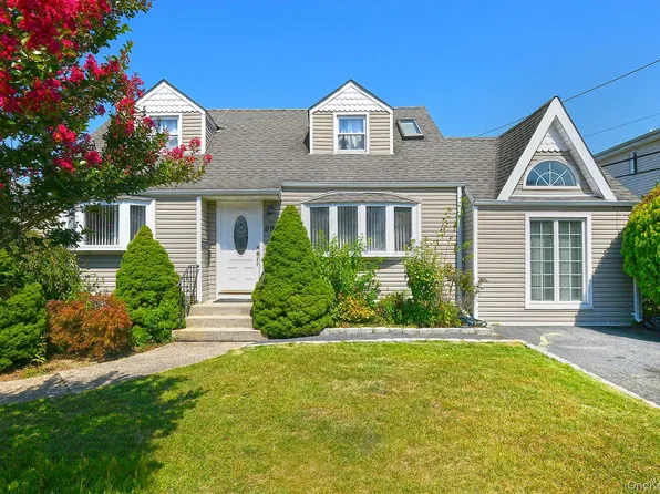 899 Brent Drive, Wantagh, NY 11793