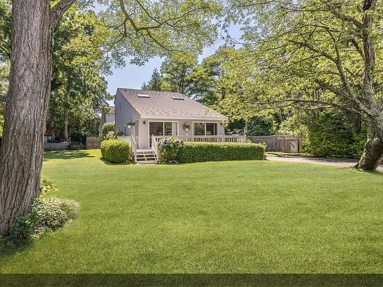 1 Peconic Ave — Photo 10