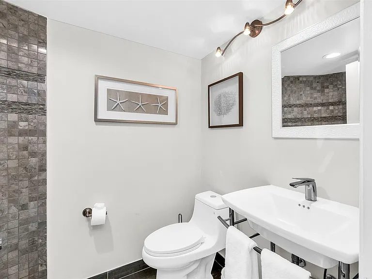 39 Castle Harbor Isle Dr — Photo 7