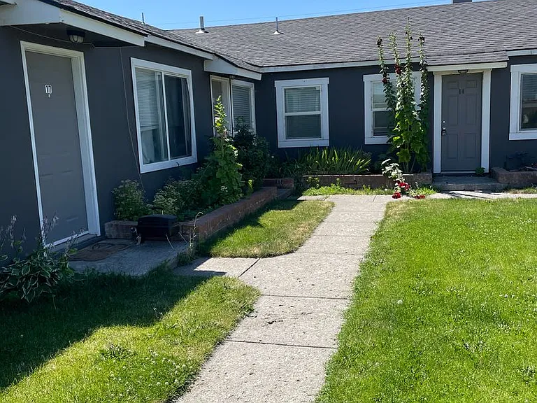 207 & 223 Hemlock St N — Photo 3