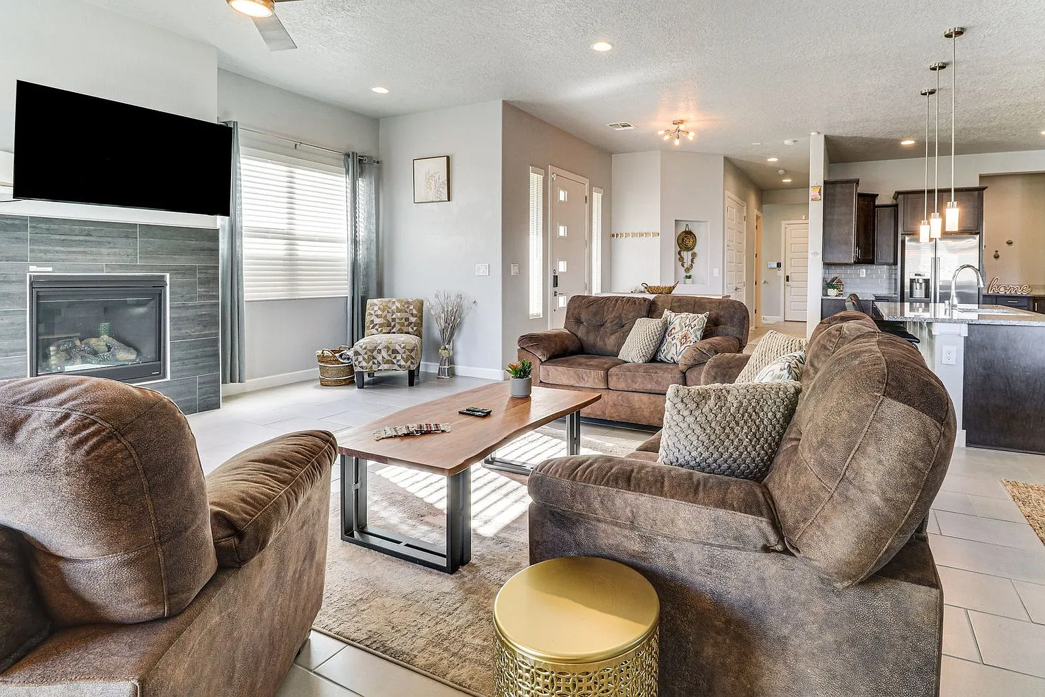 3 bed, 2.0 bath, 2389 sqft, $5,494 — Photo 2