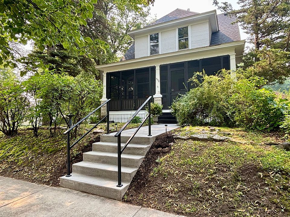 1st image of 998 Margaret St