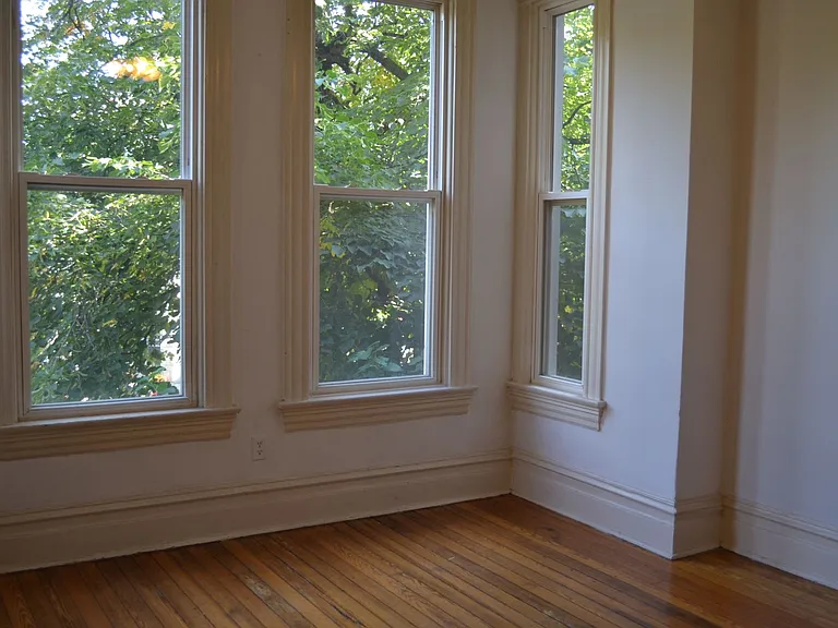 1448 N Maplewood Ave — Photo 3
