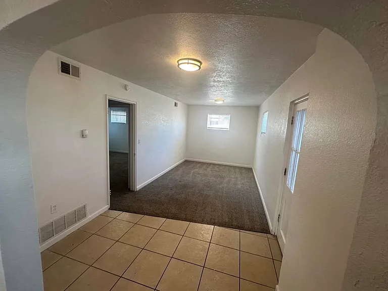 908 Ensign St #B — Photo 2