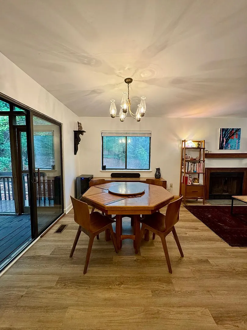 Lease takeover! Beautiful 3BR+ Townhome with Screened Porch & Fenced Yard — Photo 4