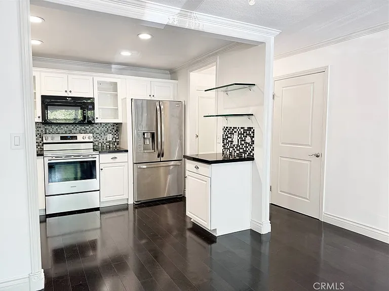 102 Scholz Plz — Photo 2
