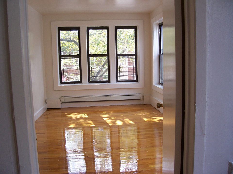 1st image of 1621 E 92nd St