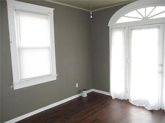 3rd image of 827 Greenwood St