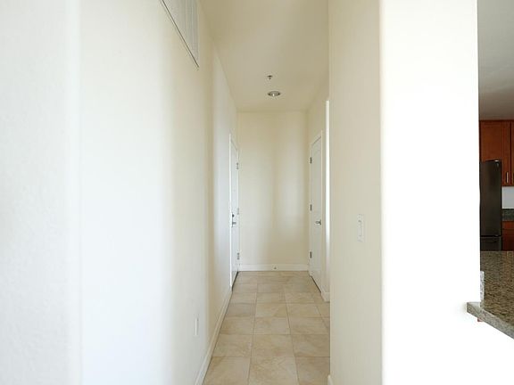 5th image of 423 7th St Unit 901
