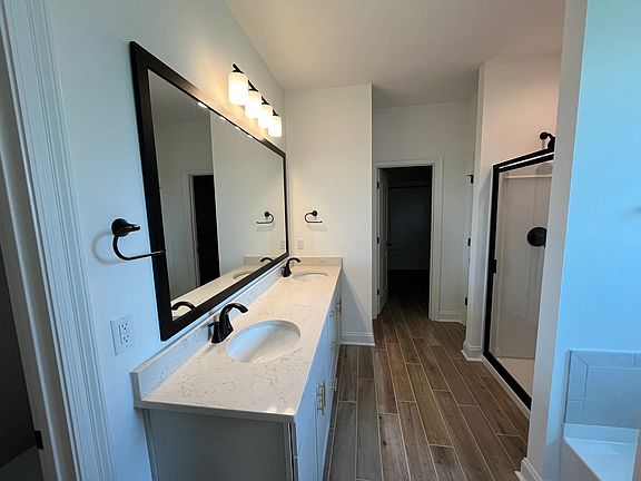 5th image of 266 Kingswood Ave