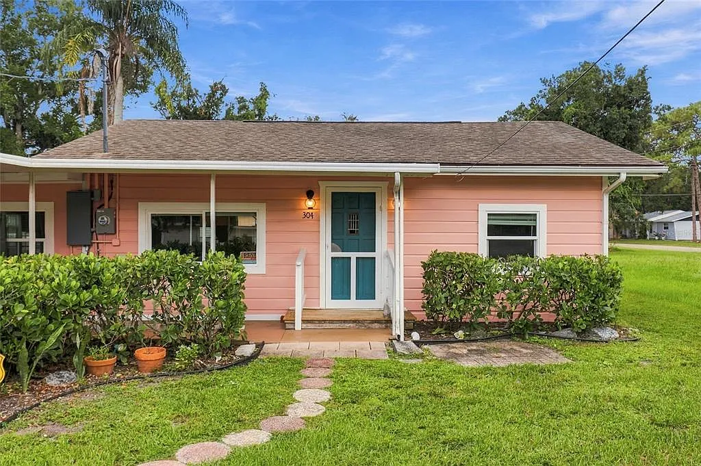 3 bed, 2.0 bath, 912 sqft, $1,900 — Photo 2