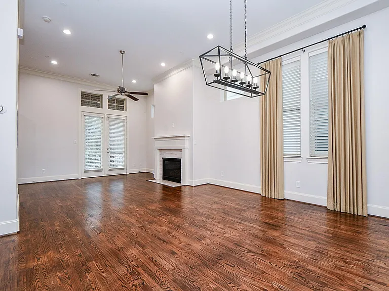 709 Delano St — Photo 11