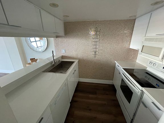 2nd image of 600 NE 36th St APT 1411