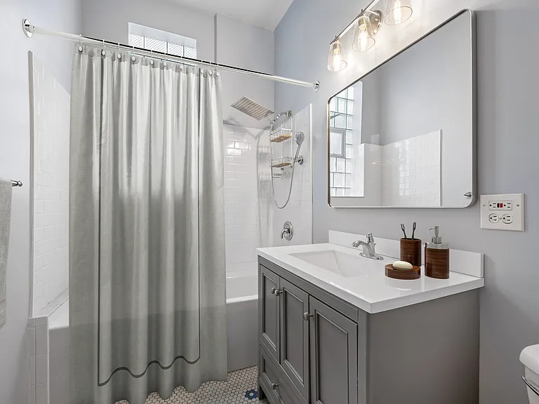 709 W Roscoe St #2R — Photo 9