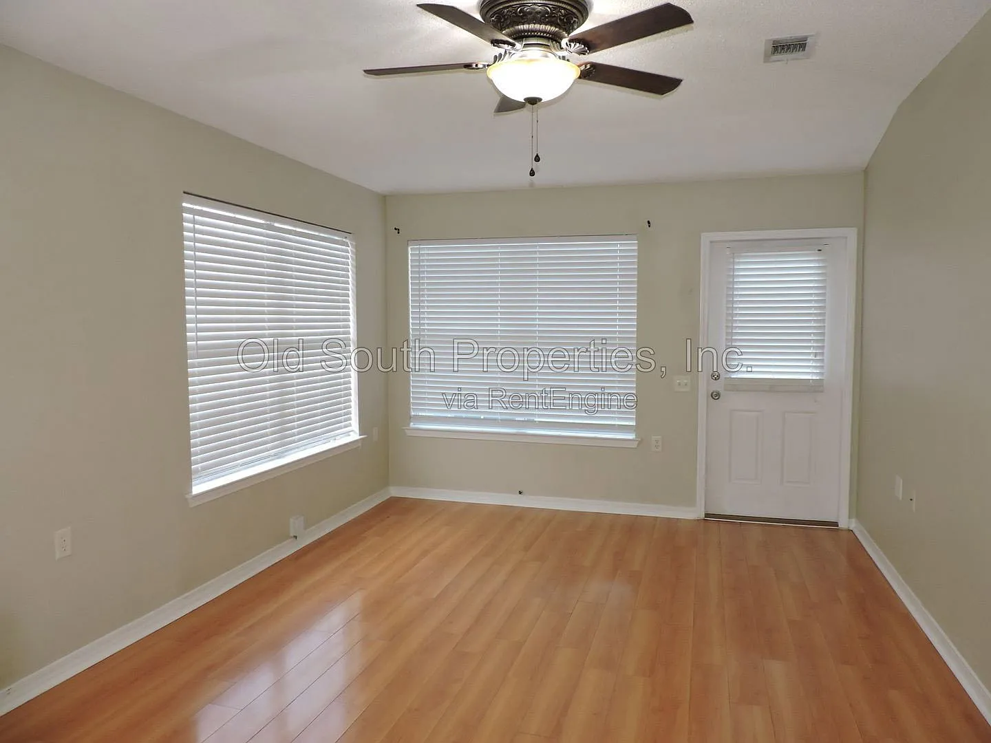 2 bed, 1.0 bath, 864 sqft, $1,200 — Photo 3