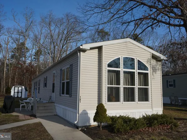 121 Chalet Ln, Vineland, NJ 08360